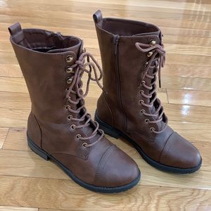 Brown zip up boots. Size 5.5